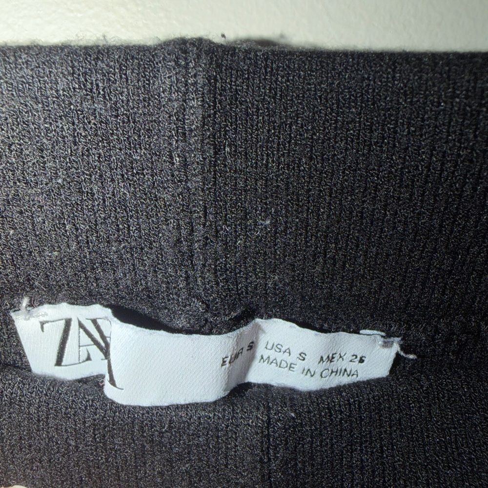 🖤 ZARA Black Leg Pants – Sophisticated Chic - Picture 4 of 4